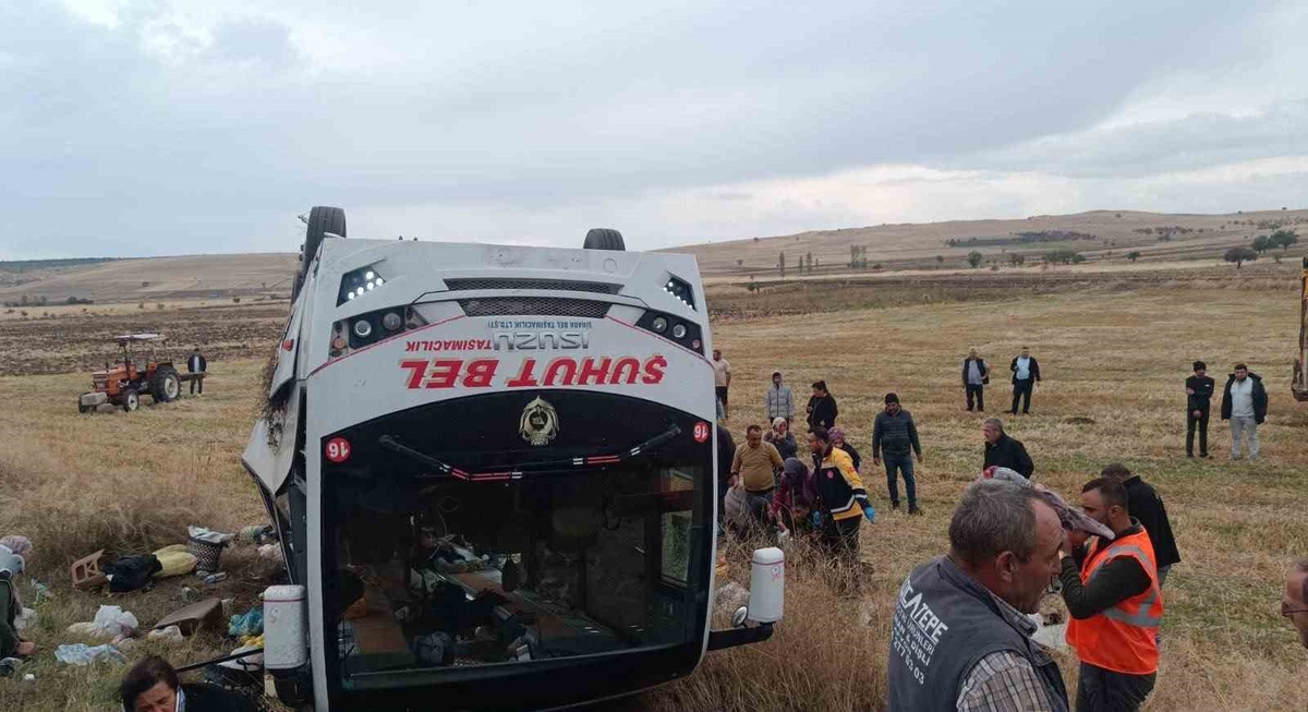 Afyonkarahisar Şuhut’ta midibüs devrildi, 28 yaralıdan biri hayatını kaybetti