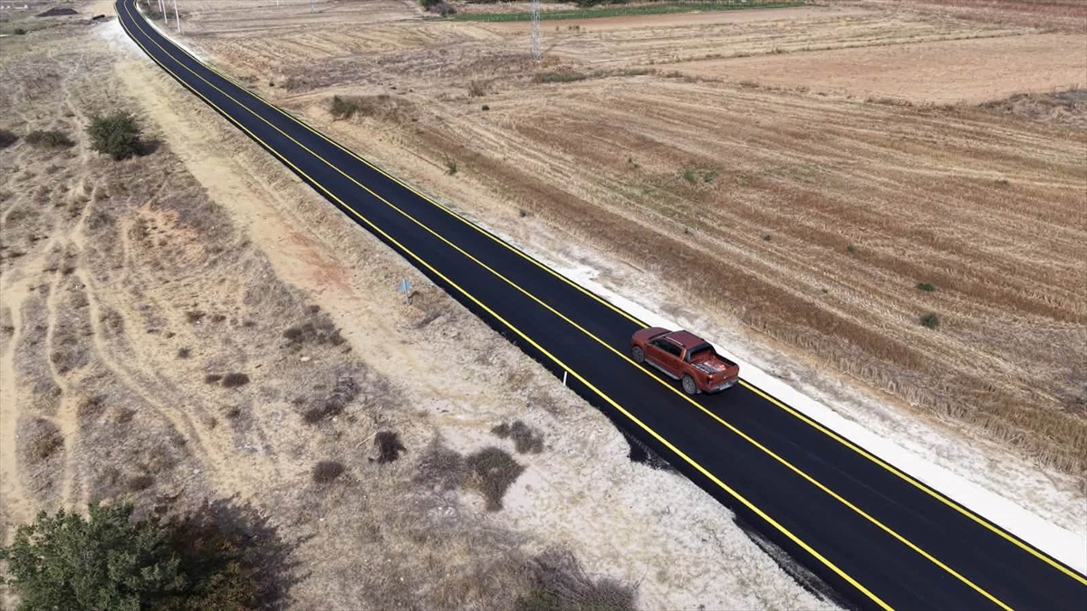 Uzunköprü’de 4 kilometrelik köy yolu sıcak asfaltla kaplanarak ulaşıma açıldı