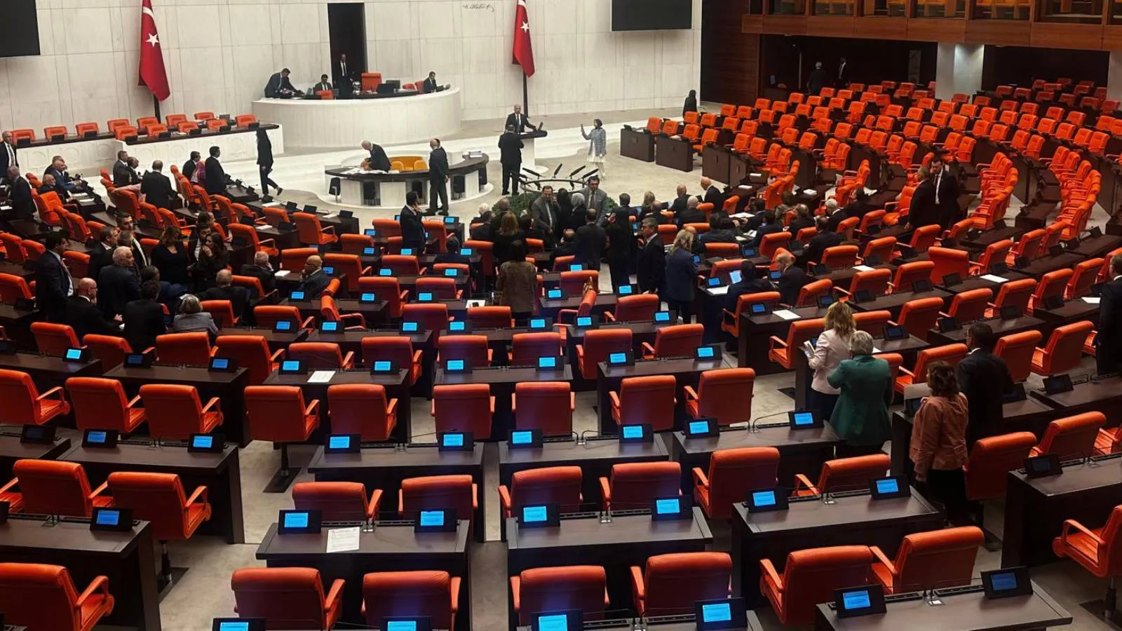 Nefes yazarı Zeyrek: Bir şirketin halka arzı için 600 bin dolar aldığı iddia edilen milletvekili kim?